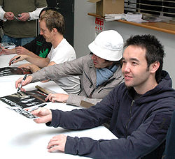 Январь 2007: группа раздаёт автографы