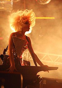 Lady Gaga на «The Fame Ball Tour» исполняет песню «Paparazzi»